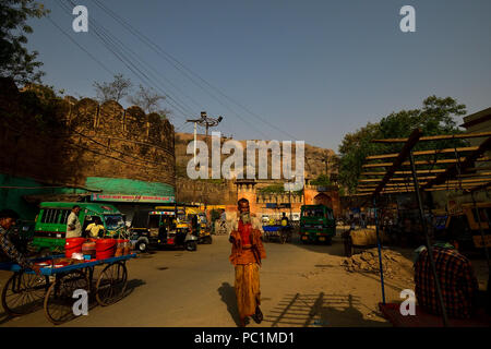 Man Walking vor Gwalior Fort Stockfoto