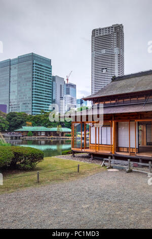 Hamarikyu (auch Hama Rikyu) Ältesten japanischen Garten und modernen Wolkenkratzern von Shiodome, Chuo Bezirk, Tokyo, Region Kanto, Insel Honshu, Japan Stockfoto