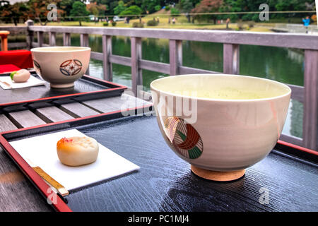 Hamarikyu (auch Hama Rikyu) Ältesten japanischen Garten und modernen Wolkenkratzern von Shiodome, Chuo Bezirk, Tokyo, Region Kanto, Insel Honshu, Japan Stockfoto