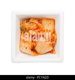 Kimchi in einem quadratischen Schüssel auf weißem Hintergrund Stockfoto