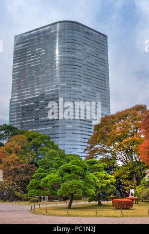 Hamarikyu (auch Hama Rikyu) Ältesten japanischen Garten und modernen Wolkenkratzern von Shiodome, Chuo Bezirk, Tokyo, Region Kanto, Insel Honshu, Japan Stockfoto