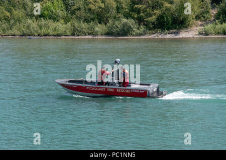 Die Calgary Feuerwehr Marine Einheit Patrouillen der Bow River an einem heißen Tag mit schweren Fluss verwenden. Calgary, Alberta, Kanada. Stockfoto