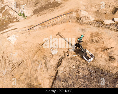 Luftbild der Baustelle mit Bohranlage. Industriegebiet Hintergrund Stockfoto