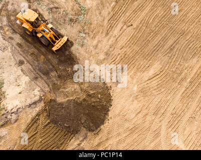 Luftbild des gelben Radlader arbeiten an leeren Bau Bereich Stockfoto