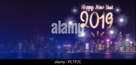 Frohes Neues Jahr 2019 Feuerwerk über stadtbild Gebäude in der Nähe von Meer in der Nacht Zeit, Feier, Mock up Banner für Werbung auf Social Media Stockfoto