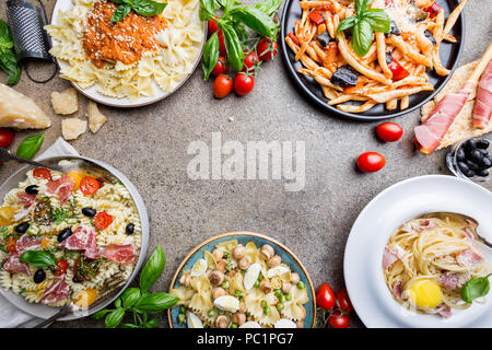 Pasta mit verschiedenen Arten von Sauce Stockfoto