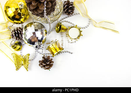 Weihnachten goldenen und silbernen Verzierungen auf weißem Hintergrund. Warenkorb auf Tabelle Ansicht von oben Weben Stockfoto
