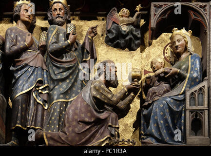 Kunstvoll geschnitzten und bemalten Fries im Inneren der Kathedrale Notre Dame, die Anbetung der Heiligen Drei Könige, Weltkulturerbe der UNESCO in Paris, Frankreich Stockfoto