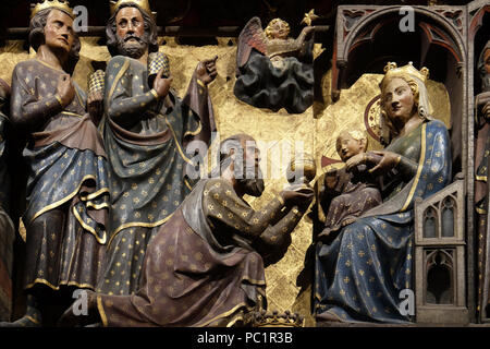 Kunstvoll geschnitzten und bemalten Fries im Inneren der Kathedrale Notre Dame, die Anbetung der Heiligen Drei Könige, Weltkulturerbe der UNESCO in Paris, Frankreich Stockfoto