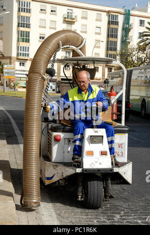 Eine strasse Reiniger in Cadiz, eine alte Hafenstadt in der Region Andalusien in Spanien. Stockfoto