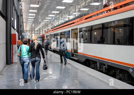 Cadiz Bahnhof in der Region Andalusien in Spanien. Stockfoto