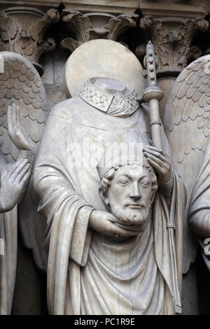 Saint Denis seinen Kopf Holding, Portal der Jungfrau, die Kathedrale Notre Dame, Paris, Weltkulturerbe der UNESCO in Paris, Frankreich Stockfoto