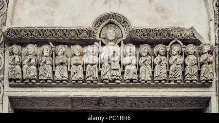 Jesus Christus und die zwölf Apostel. Dekoration an der Fassade der Kirche Santa Caterina, Galatina, Apulien, Italien Stockfoto