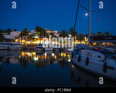 Cala d'Or Marina nach Einbruch der Dunkelheit Stockfoto