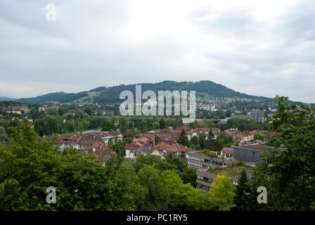 Landschaft, Blick auf die Stadt Bern, Schweiz bei Tageslicht mit Bäumen und Gärten rund um, Hügeln und Himmel. Stockfoto