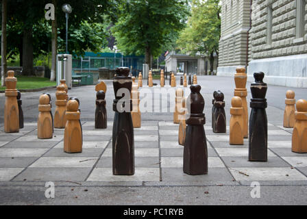 Lebensgroßen schachfiguren als Teil einer Schach Spiel in Bern, Schweiz, Europa Stockfoto