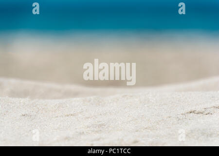 Nahaufnahme der Hintergrund verschwommen Sand Strand und Meer Wellen mit Bokeh leuchtet Stockfoto