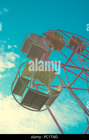 Close up Teil von Pastell Riesenrad auf blauen Himmel Stockfoto