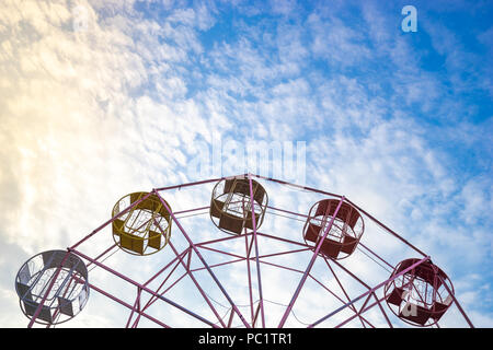 Close up Teil von Pastell Riesenrad auf blauen Himmel Stockfoto