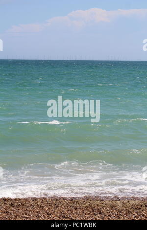 Tide kommen in mehr als einem Kieselstrand Stockfoto