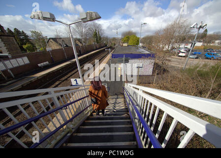 Absteigend Passagier Treppen in Drumchapel Bahnhof in benachteiligten Gehäuse Regelung von drumchapel in Glasgow. Stockfoto