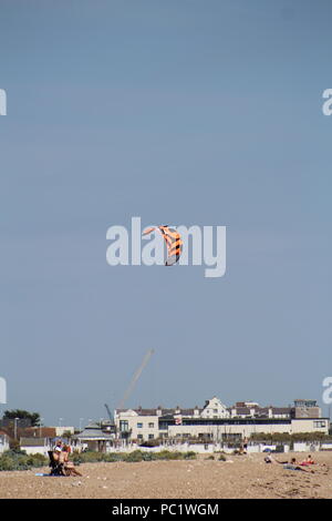 Drachen über Goring-by-Sea Beach fliegen Stockfoto