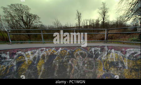 Southdeen Spielbereich graffiti auf BMX-Bank in die Heimat der berüchtigten ned Schuppen mit Blick auf Garscadden brennen Nationalpark "eprived Gehäuse Regelung von drumchapel Glasgow Stockfoto