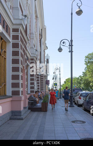 Wladiwostok, Russia-July 28, 2018: Straße der Stadt mit Menschen, Gebäuden und Leuchten Stockfoto