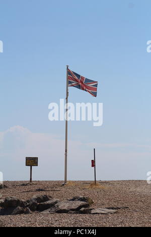 Der britische Union Jack Flagge an einem Kieselstrand Stockfoto