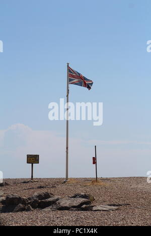 Der britische Union Jack Flagge an einem Kieselstrand Stockfoto