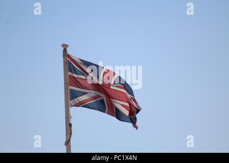 Union Flag gegen den blauen Himmel Stockfoto