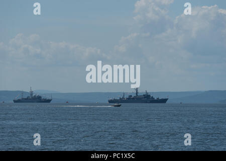 Wladiwostok, Russia-July 28, 2018: Marine mit einem Konvoi von militärischen Fahrzeugen auf den Straßen. Stockfoto