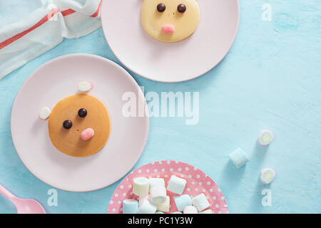 Lustige Pfannkuchen in einer Form der Teddybär, Essen für Kinder Idee, Ansicht von oben Stockfoto