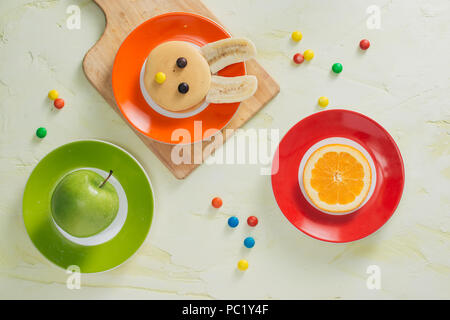 Lustige Häschen Pfannkuchen mit Früchten zu Ostern Frühstück Kinder Stockfoto