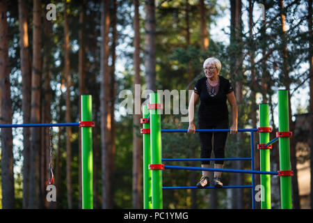 Reife Frau auf dem Sport Spielplatz. Stockfoto