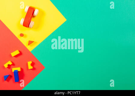 Holzspielzeug auf farbigen Hintergrund, Ansicht von oben Stockfoto