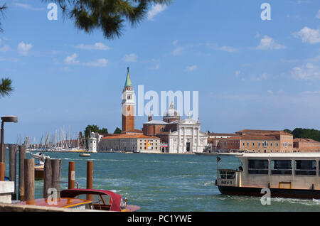 Kirche von San Giorgio Maggiore mit Booten, Venedig Stockfoto