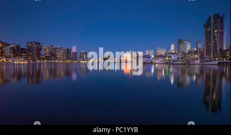 Melbourne Skyline während der Dämmerung - wie von Docklands gesehen. Dies ist einer meiner persönlichen Favoriten Punkte für die Skyline von den Dreharbeiten. Stockfoto