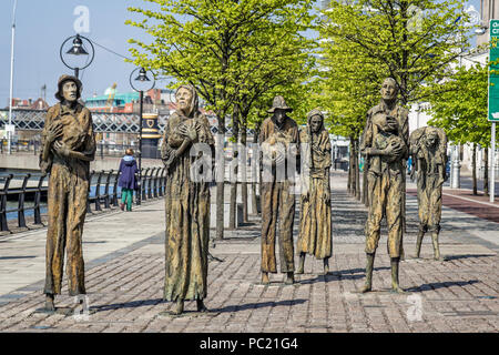 Hungersnot Skulpturen auf Custom House Quay in Dublin, Irland am 7. Mai 2013 getroffen Stockfoto