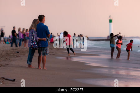 Einen atemberaubenden Sonnenuntergang beginnen unter dem horizion zu gleiten, während die Leute am Strand in Grand Bend sammeln. Stockfoto