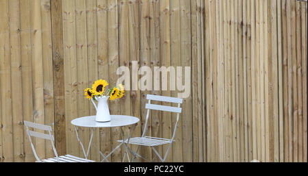 Sonnenblumen in einer Vase auf einem Gartentisch Stockfoto