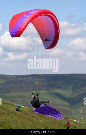 Gleitschirme über Mam Tor Derwent Valley Stockfoto