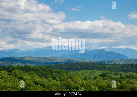 Herrlicher Panoramablick auf die Landschaft aus grünen Tal im Sommer. Bunte reise Hintergrund. Krasnodar, Russland. Stockfoto