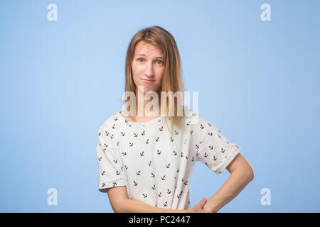 Europäische Frau mittleren Alters denken und zur Seite suchen, verwirrt über eine Idee Stockfoto