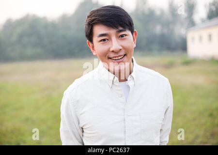 Portrait von fröhlicher junger chinesischer Mann Stockfoto