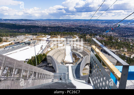 Holmenkollbakken ist eine große Sprungschanze am Holmenkollen in Oslo, Norwegen. Stockfoto