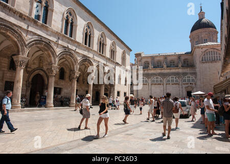 DUBROVNIK, KROATIEN - Aug 3, 2016: Unbekannter Touristen in der Altstadt von Dubrovnik, Kroatien. Dubrovnik ist ein UNESCO Weltkulturerbe Stockfoto