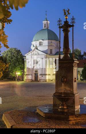St. Kasimir Kazimierz Kirche und im Vordergrund bei Nacht Stockfoto