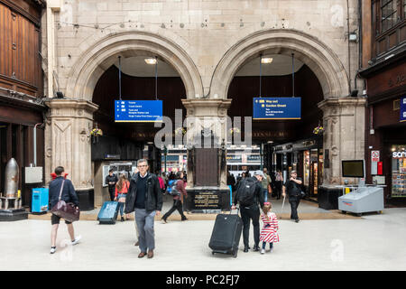 Die Passagiere betreten und verlassen Glasgow Central Station die Twin Bögen, die zu Gordon Street im Zentrum der Stadt. Schottland, Großbritannien Stockfoto