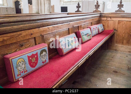 Kniebänke auf einer Kirchenbank in der Kirche von St. Edmund, König und Märtyrer in der Stadt Southwold, Suffolk UK Stockfoto